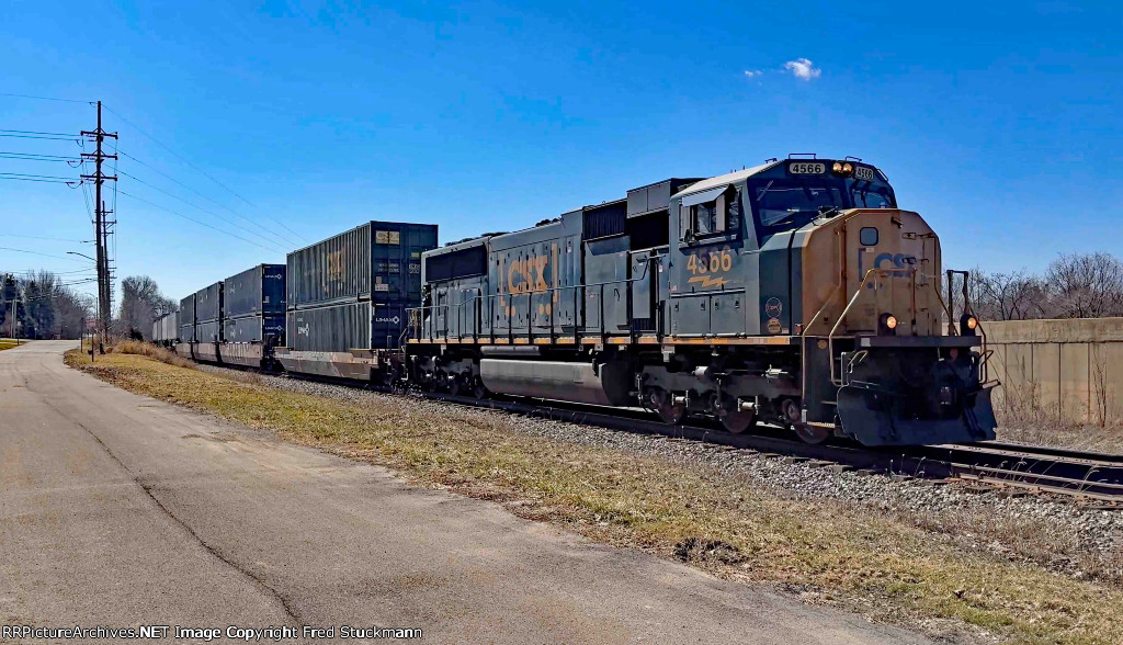 CSX 4566 leads I018.